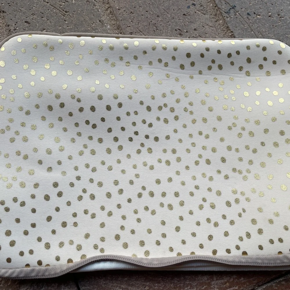 Laptop or tablet bag cream with gold polka dots
